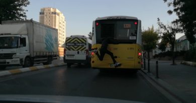 Sultanbeyli’de İETT otobüsüne takılan patenli gençten tehlikeli hareketler