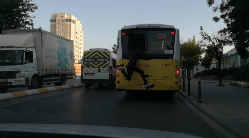 Sultanbeyli’de İETT otobüsüne takılan patenli gençten tehlikeli hareketler