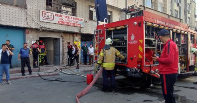 Sultangazi’de 8 katlı bir iş merkezinin kağıt depolama alında yangın çıktı