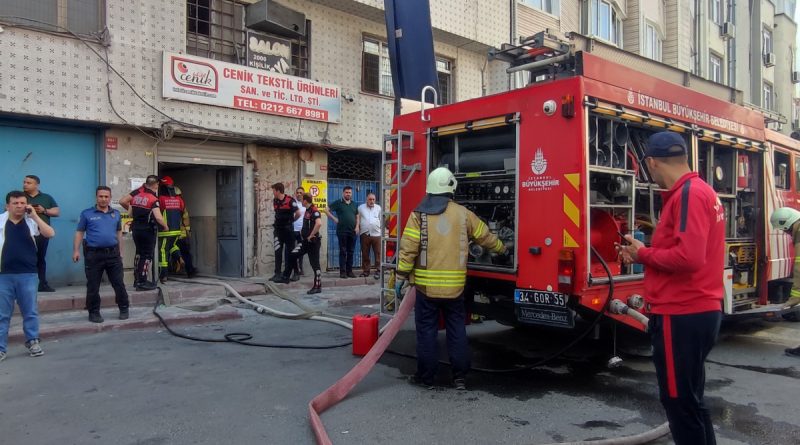 Sultangazi’de 8 katlı bir iş merkezinin kağıt depolama alında yangın çıktı