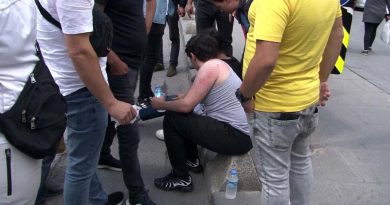 Sultangazi’de dönüş yapan İETT otobüsü 2 gence çarptı