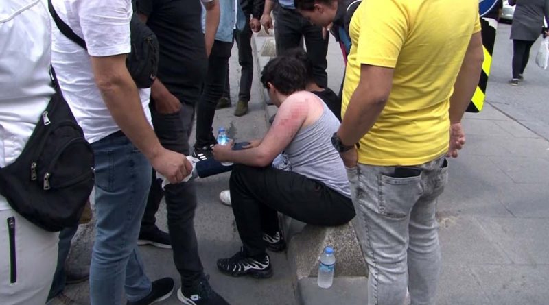 Sultangazi’de dönüş yapan İETT otobüsü 2 gence çarptı