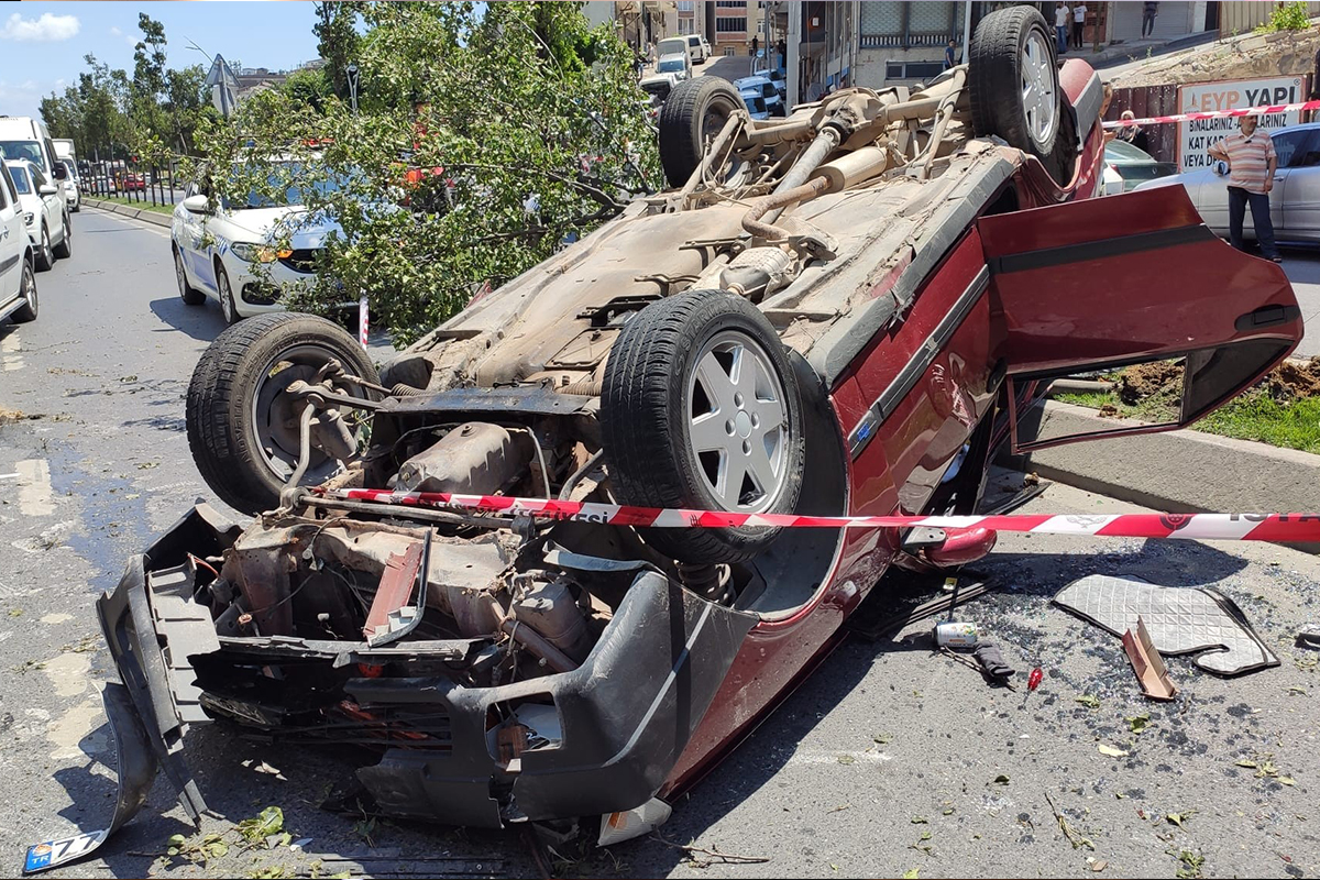 Sultangazi'de ehliyetsiz gencin drift şovu az daha faciayla bitiyordu