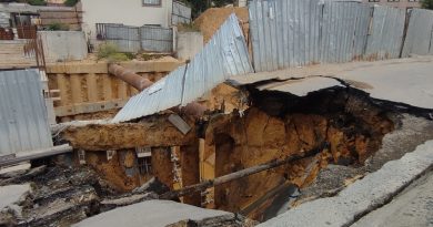 Sultangazi'de inşaat alanı yanındaki yol çöktü
