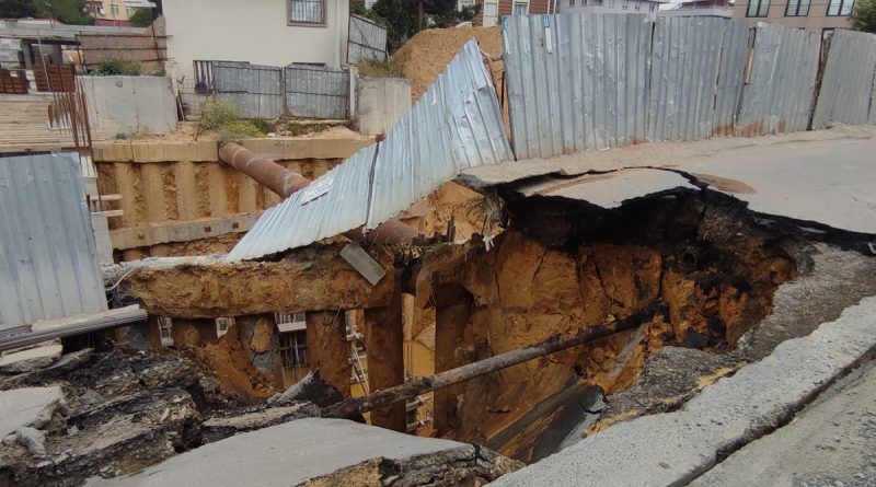 Sultangazi'de inşaat alanı yanındaki yol çöktü