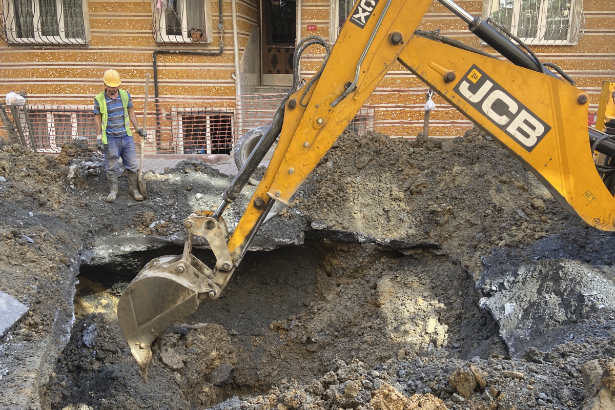 Sultangazi’de İSKİ’nin çalışma yaptığı esnada doğalgaz borusu patladı