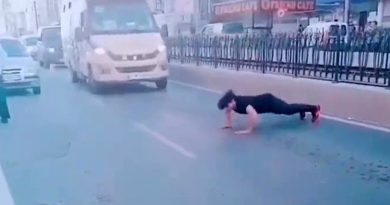 Sultangazi'de yabancı uyruklu şahıs yol ortasında şınav çekti