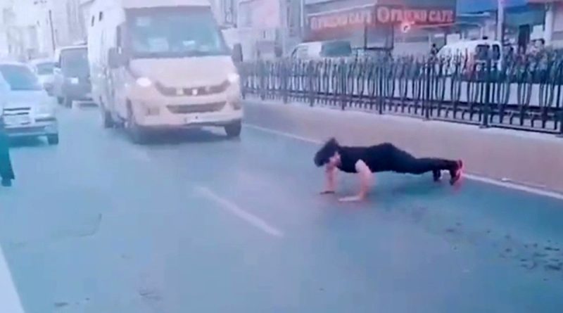 Sultangazi'de yabancı uyruklu şahıs yol ortasında şınav çekti