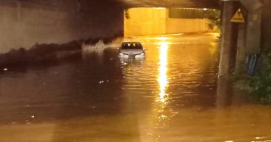 Suya gömülüp mahsur kalan aracın yardımına ekipler koştu