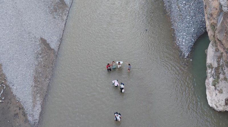 Suyun yükselmesiyle mahsur kalan piknikçiler kurtarıldı