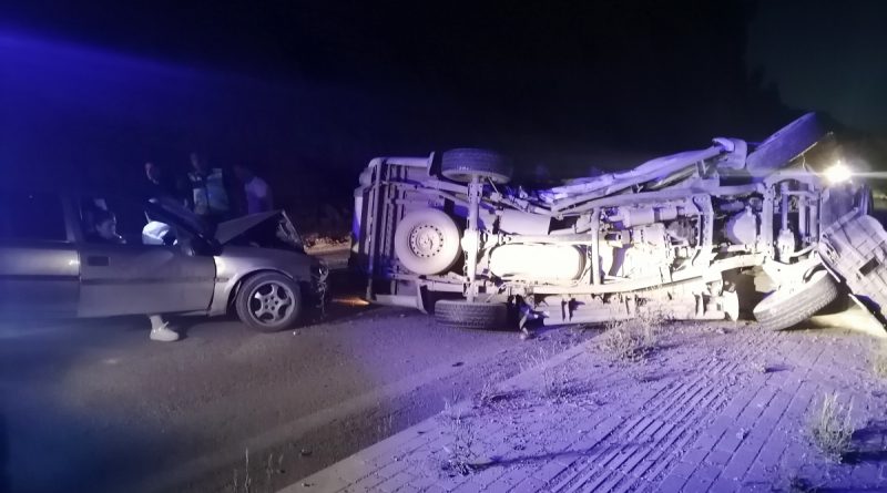 Takla atan araçta sıkışan yaralı, baltayla camlar kırılarak kurtarıldı