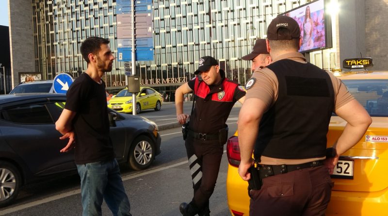 Taksim Meydanı’nda ticari takside uyuşturucu madde çıktı, sürücü gözaltına alındı