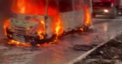 Tarım işçilerini taşıyan servis aracı alev alev yandı