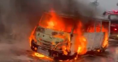Tarsus'ta tarım işçilerini taşıyan servis aracı alev alev yandı