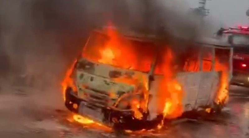 Tarsus'ta tarım işçilerini taşıyan servis aracı alev alev yandı