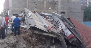Tatvan'da hasar gören bina böyle çöktü!