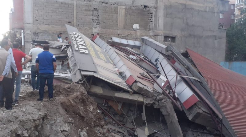 Tatvan'da hasar gören bina böyle çöktü!