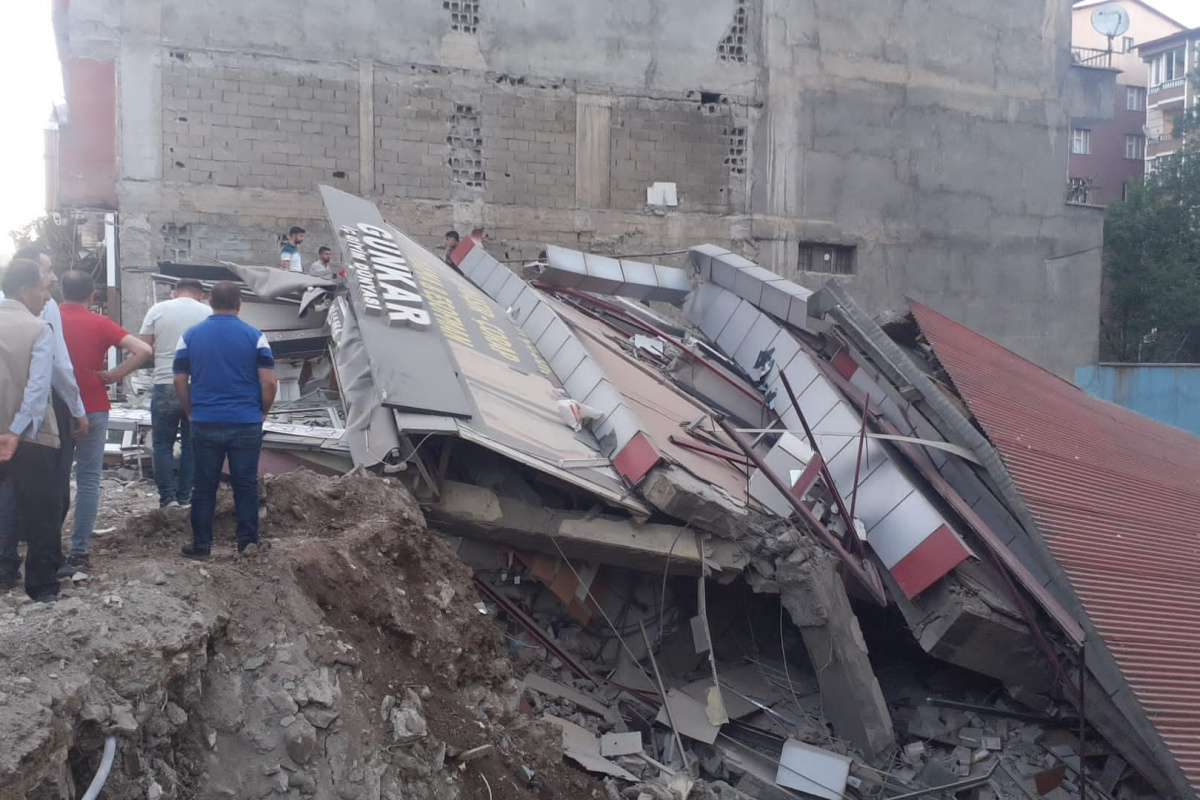 Tatvan'da hasar gören bina böyle çöktü!