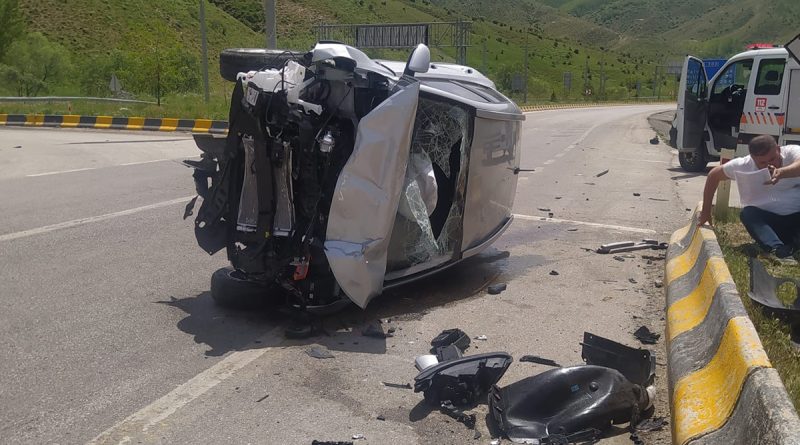 Tatvan’da otomobille kamyonet çarpıştı: 13 yaralı