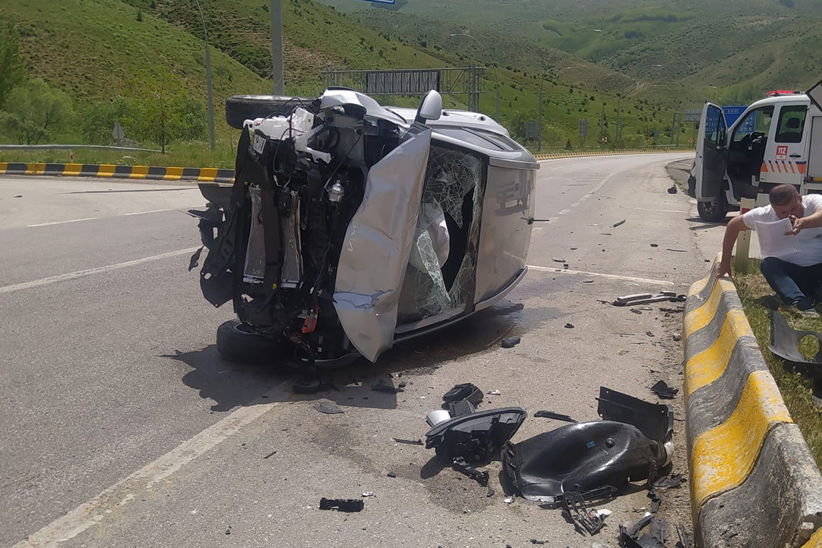 Tatvan’da otomobille kamyonet çarpıştı: 13 yaralı