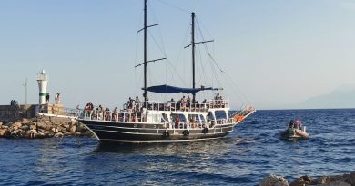Tekneleri arızalanan turist kafilesinin yardımına deniz polisi koştu