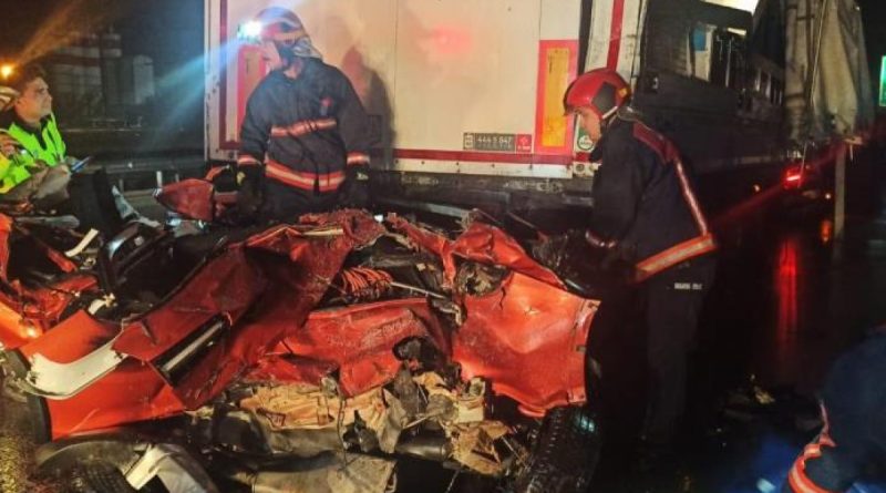 TEM’de feci kaza, tırın altına giren otomobil hurdaya döndü: 1 ölü, 2 yaralı