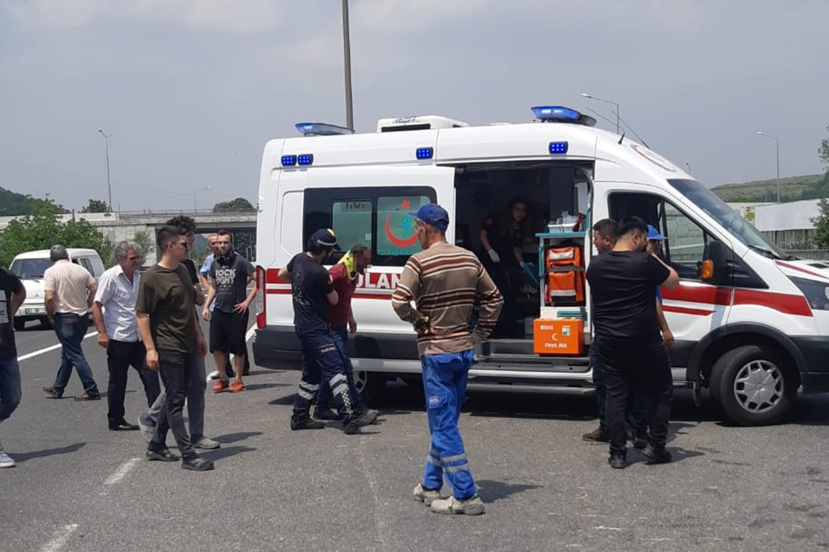 TEM'de kamyon ve minibüs çarpıştı: 5 yaralı