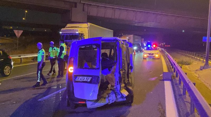 TEM’de kamyonet ile hafif ticari araç çarpıştı: 7 yaralı