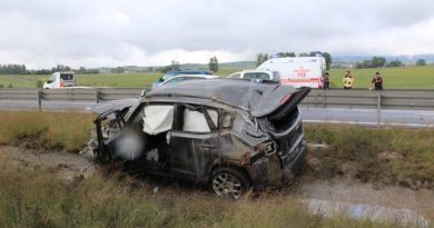 TEM'de takla atan lüks cip hurdaya döndü: 6 yaralı