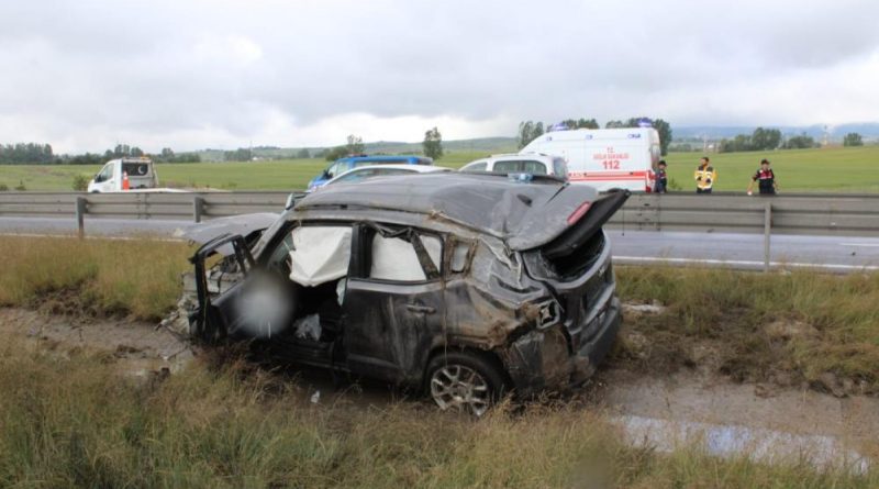 TEM'de takla atan lüks cip hurdaya döndü: 6 yaralı