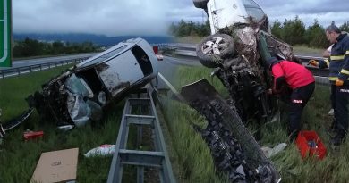 TEM’de takla atan otomobil bariyerde asılı kaldı: 3 yaralı