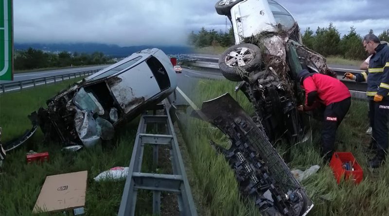 TEM’de takla atan otomobil bariyerde asılı kaldı: 3 yaralı