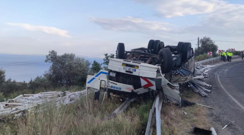 Ters dönen kamyonun altında kalan şoför hayatını kaybetti