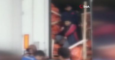 Tır dorsesinde 81 düzensiz göçmen yakalandı