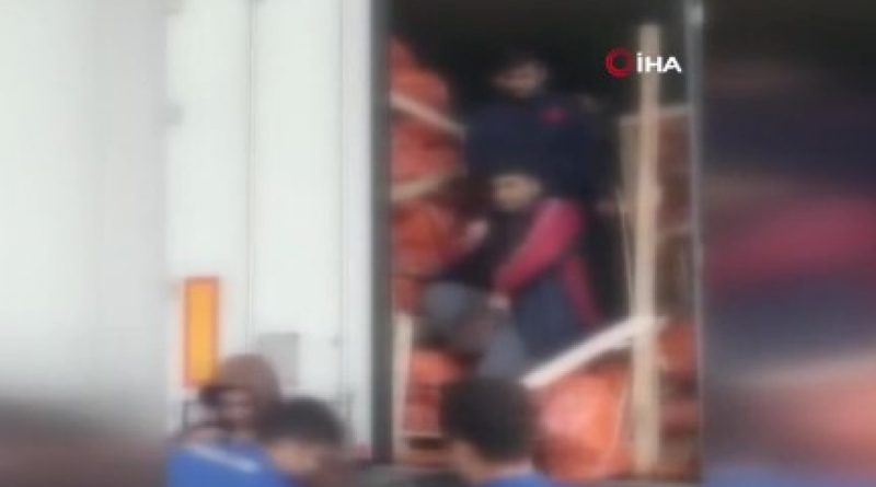 Tır dorsesinde 81 düzensiz göçmen yakalandı