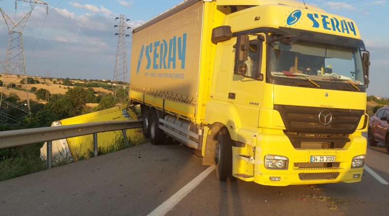 Tırın dorsesi uçurumda asılı kaldı