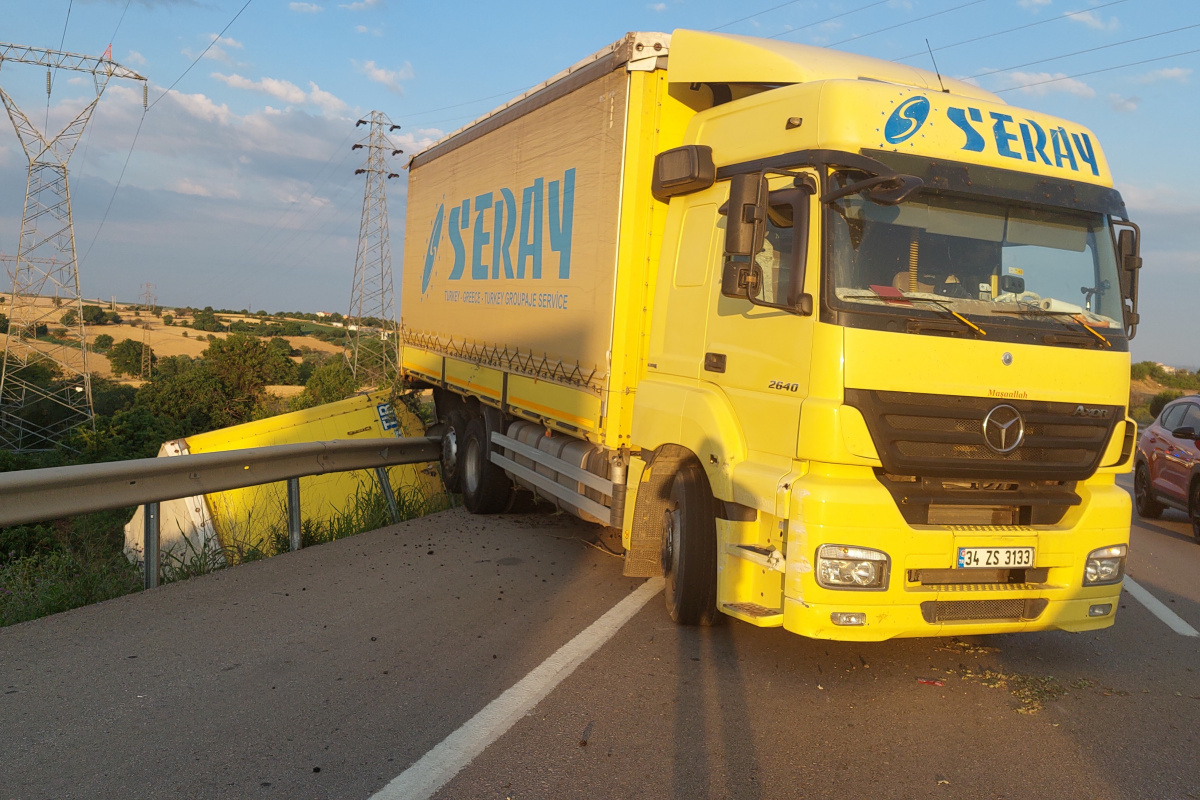 Tırın dorsesi uçurumda asılı kaldı