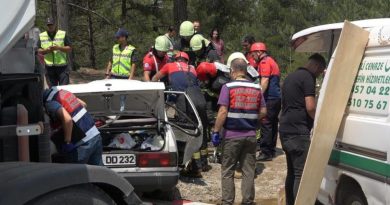 Tırla otomobilin çarpışması sonucu aynı aileden 3 kişi öldü, 2 kişi ağır yaralandı