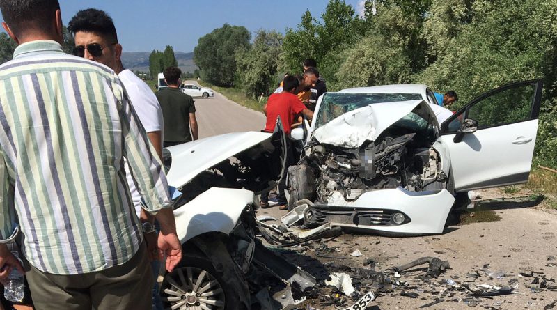 Tokat’ta 2 otomobil çarpıştı: 8 yaralı