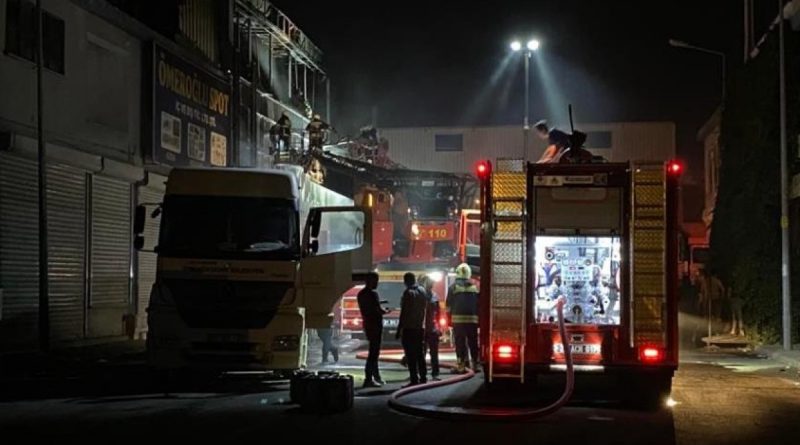 Toptancılar sitesinde çıkan yangın söndürüldü, iki itfaiye eri dumandan etkilendi