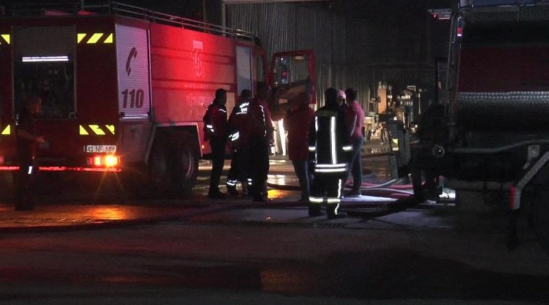 Toz boya fabrikası alev alev yandı