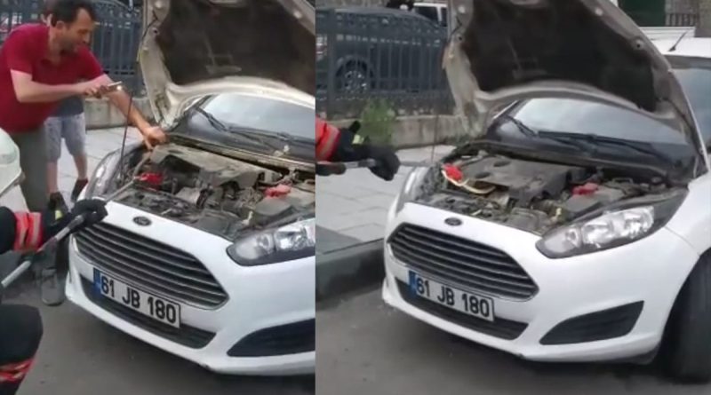 Trabzon’da bir otomobilin motor kısmına giren yılanı itfaiye çıkardı