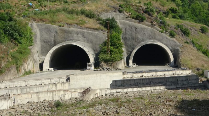 Trabzon'daki Kanuni Bulvarı'nda viyadük ve tünel inşaatlarının yapımı sürüyor