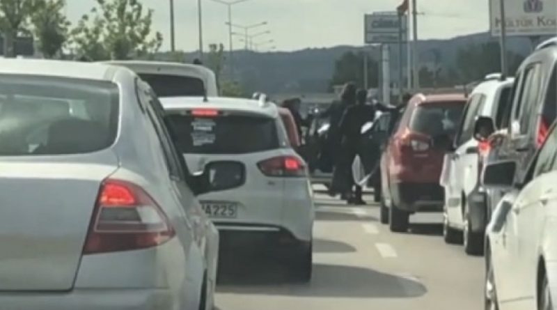 Trafiği kapatan düğün konvoyuna haklı isyan