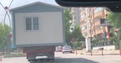 Trafikte prefabrik ev taşıyarak herkesin hayatını tehlikeye attı