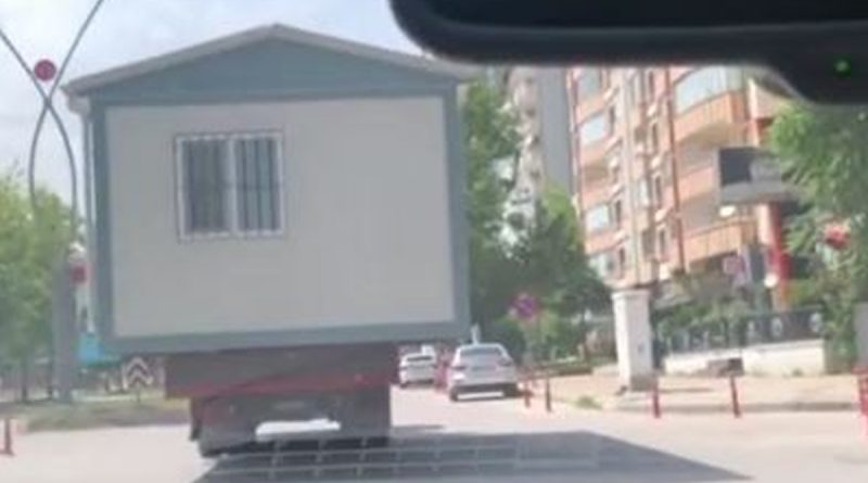 Trafikte prefabrik ev taşıyarak herkesin hayatını tehlikeye attı