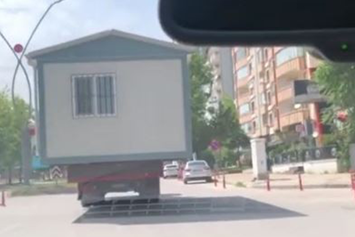 Trafikte prefabrik ev taşıyarak herkesin hayatını tehlikeye attı