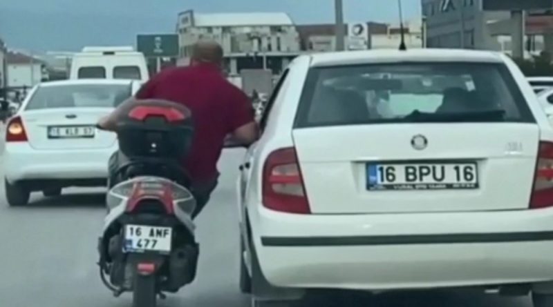 Trafikte tehlikeli yolculuk… Canını dakikalarca hiçe saydı