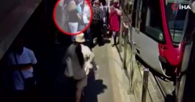 Tramvay durağında yankesicilik yapan 2 kadın yakalandı