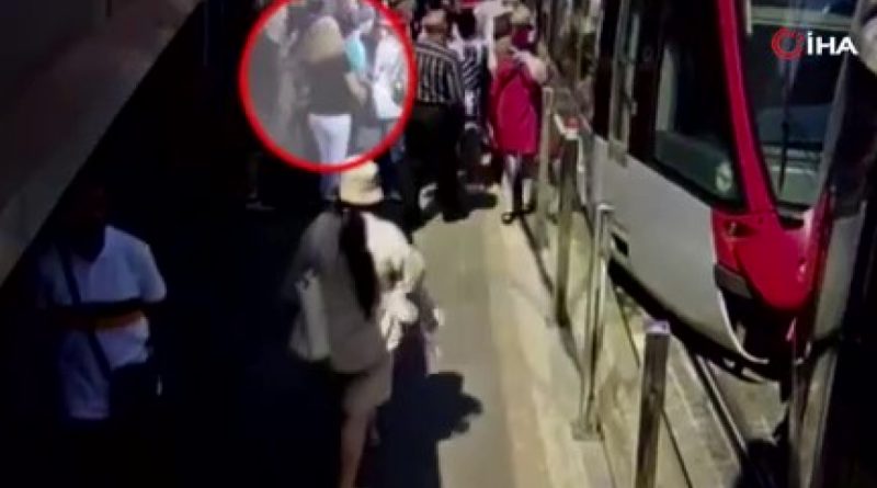 Tramvay durağında yankesicilik yapan 2 kadın yakalandı